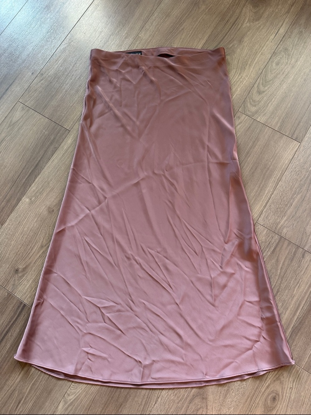 Zara silky feel skirt in gorgeous dusty plum color. Fits like an XL